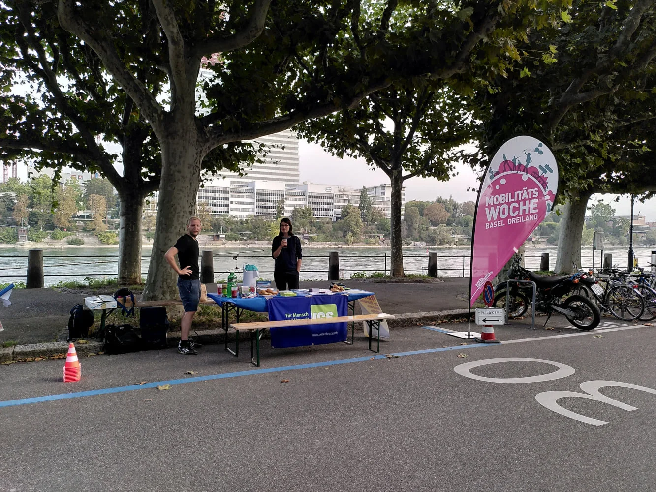 Kaffee und Kuchen am St.Alban-Rheinweg für VelopendlerInnen mit Raphael vom VCS am PARK(ing) Day 2020 in Basel
