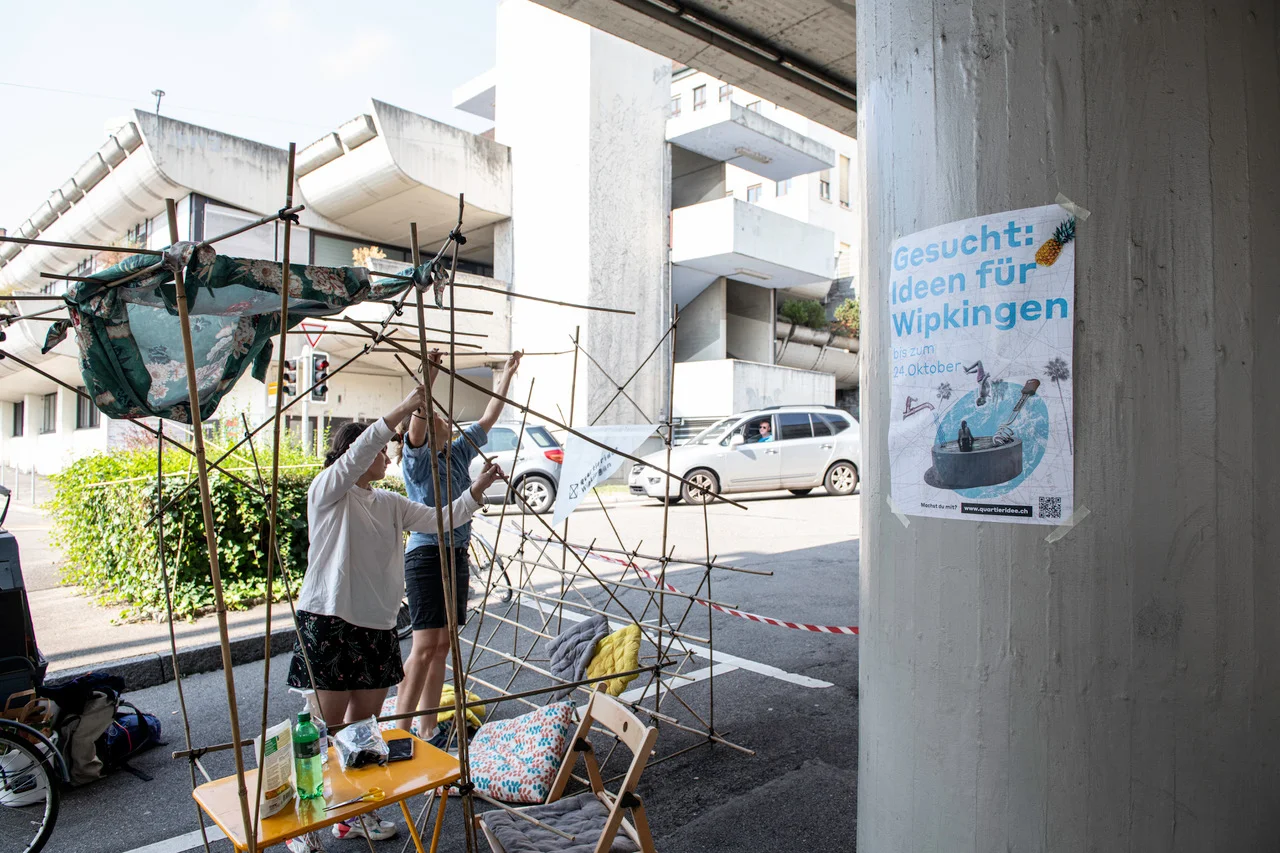 Im Outdoor- Wohnzimmer  Kaffee und Tee trinken und über die Zukunft des Quartiers diskutieren an der Lendenbergstrasse von Anton