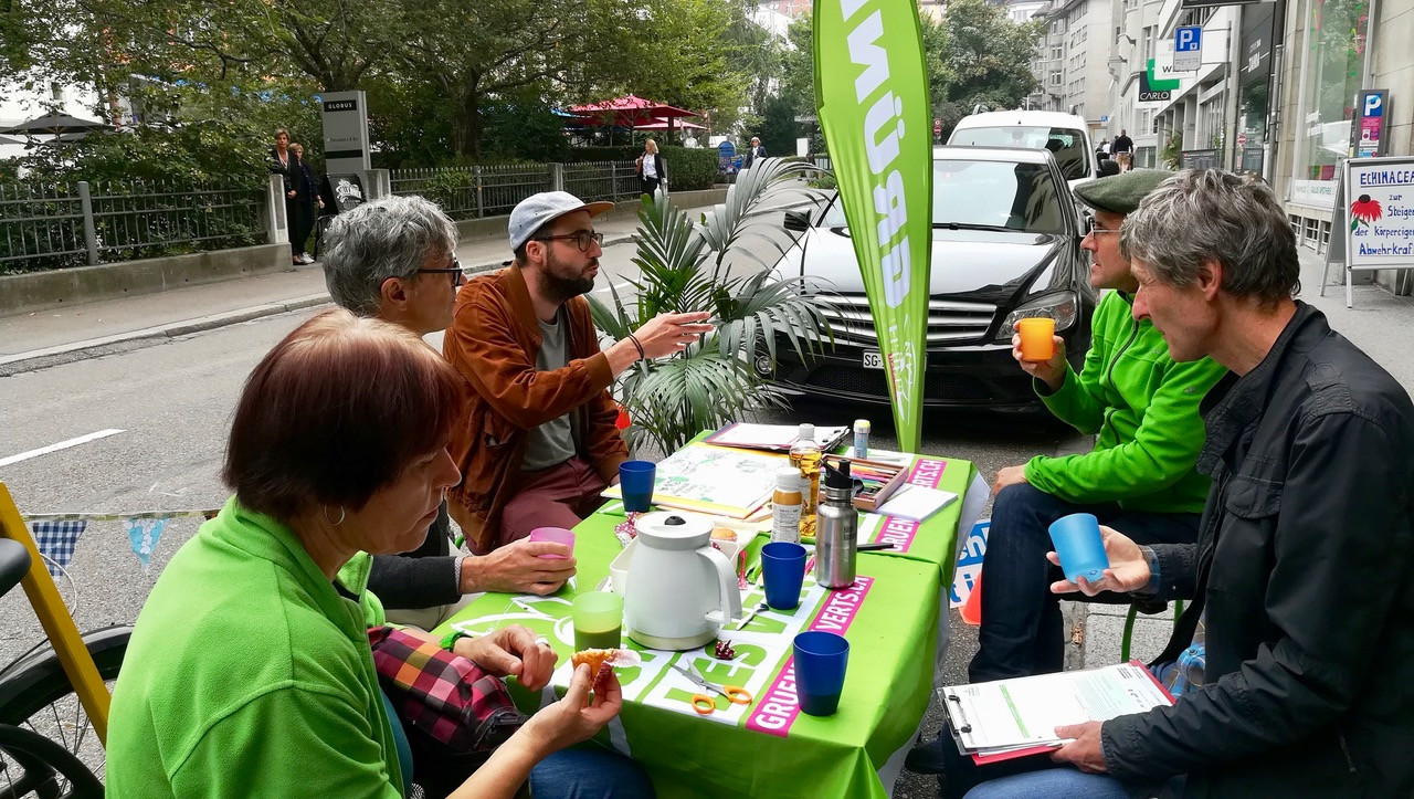 zusammen essen, plaudern, spielen von Karin und Freunden von den Grünen und Pro Velo  am PARK(ing) Day 2020 in St. Gallen