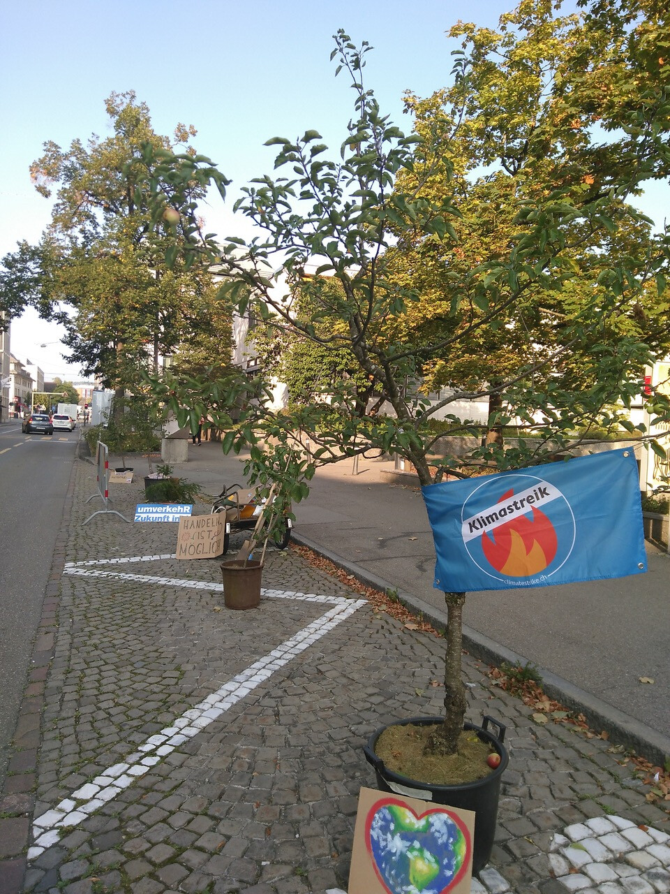 Bäume statt Parkplätze  mit Rémy von der Klimagruppe Uster am PARK(ing) Day 2020 in Uster