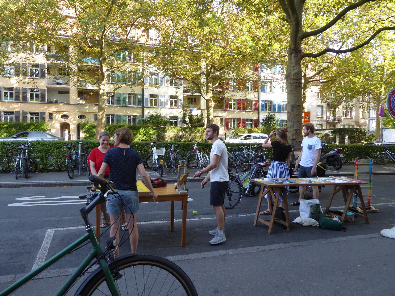 Spielwiese, jetzt! Das Grüne Bündnis ist bereit auf eine Runde Ping Pong und knall harte Fragen zum Klimaschutz in der Stadt Bern am PARK(ing) Day 2020 in Bern