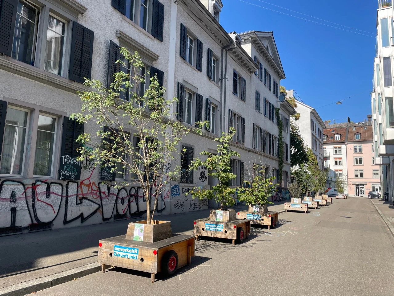 Wanderbaumallee: Vom Hardplatz an die Hellmutstrasse Wanderbaumallee: Vom Hardplatz an die Hellmutstrasse