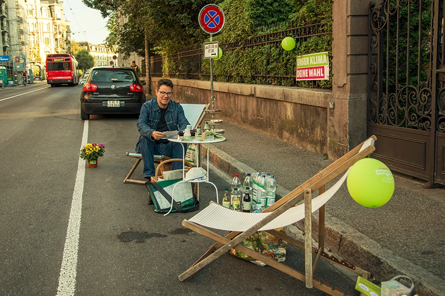 Kinderspielplatz mit grossen Seifenblasen und Liegestühlen von der Grünen Freien Liste in BernWohnlich und gemütliche Umgestaltung von den Jungen Grünen in Bern am PARK(ing) Day 2019 Kinderspielplatz mit grossen Seifenblasen und Liegestühlen von der Grünen Freien Liste in BernWohnlich und gemütliche Umgestaltung von den Jungen Grünen in Bern am PARK(ing) Day 2019