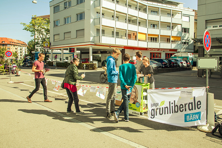 Suppe aus Foodwaste-Gemüse, sowie Plakate zum Thema Foodwaste und Umweltschutz, organisiert durch Junge Grünliberale in Bern am PARK(ing) Day 2019