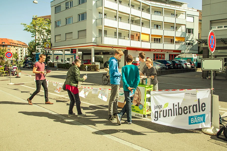 Suppe aus Foodwaste-Gemüse, sowie Plakate zum Thema Foodwaste und Umweltschutz, organisiert durch Junge Grünliberale in Bern am PARK(ing) Day 2019 Suppe aus Foodwaste-Gemüse, sowie Plakate zum Thema Foodwaste und Umweltschutz, organisiert durch Junge Grünliberale in Bern am PARK(ing) Day 2019
