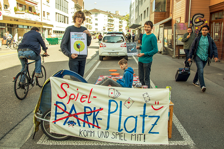 Spielplatz statt Parkplatz von Klimastreikenden in Bern am PARK(ing) Day 2019