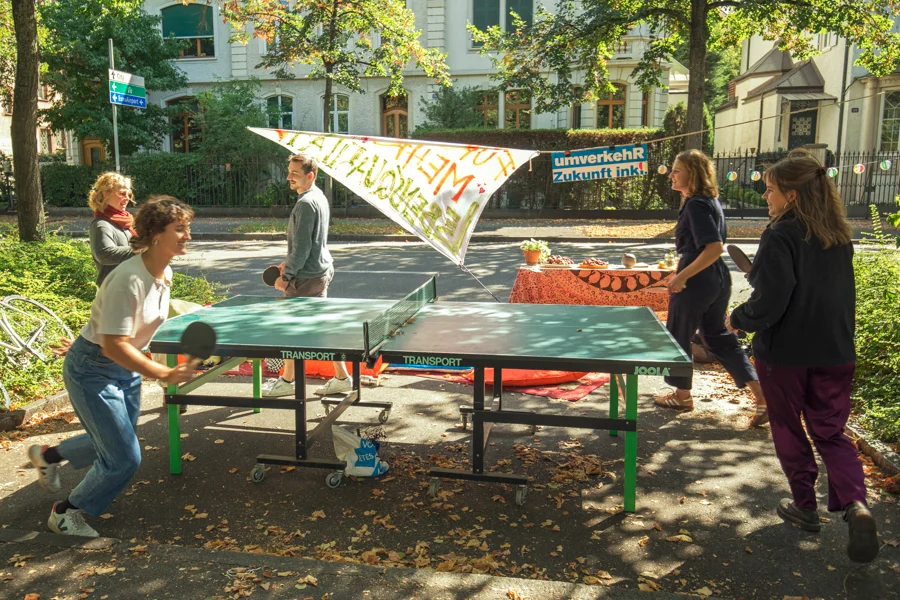 Ping Pong und Pizza statt Parkplatz von Luzia und Freunden in Basel am PARK(ing) Day 2019 Ping Pong und Pizza statt Parkplatz von Luzia und Freunden in Basel am PARK(ing) Day 2019