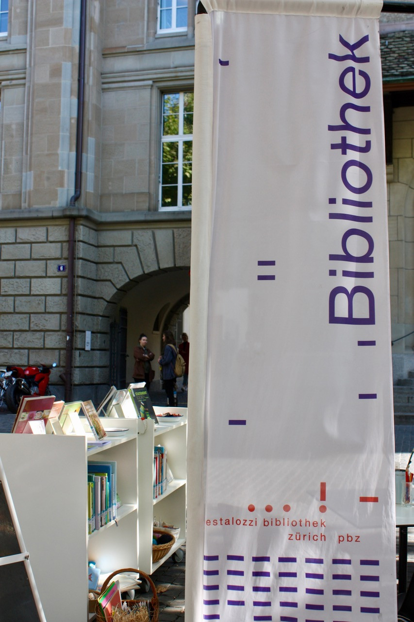 Pop-Up Library von PBZ Pestalozzi-Bibliothek Zürich am PARK(ing) Day 2019