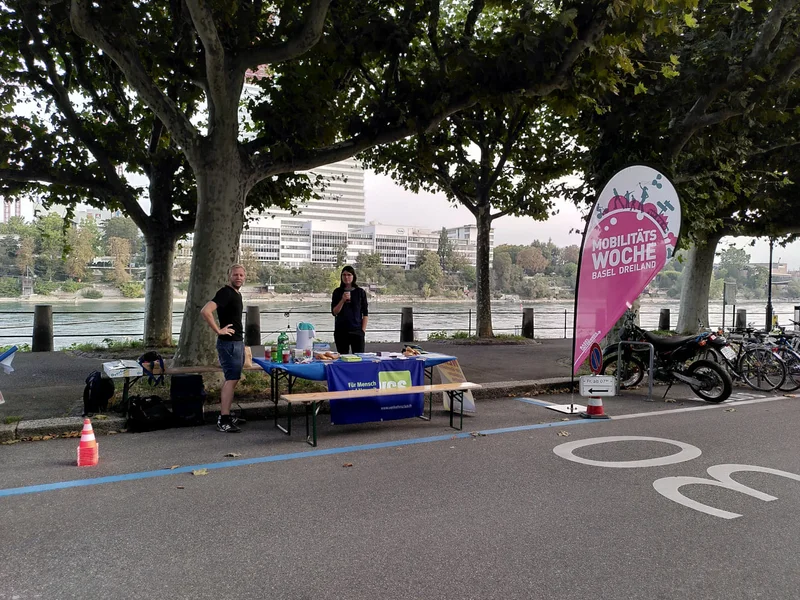 Kaffee und Kuchen am St.Alban-Rheinweg für VelopendlerInnen mit Raphael vom VCS am PARK(ing) Day 2020 in Basel