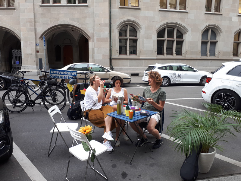 Gemütliches Zusammensein mit statt Parkplatz - mit Elias, Annabelle und Johanna in Zürich am PARK(ing) Day 2020