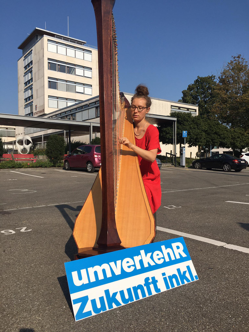 Kurzkonzert mit einer Harfe von und mit Anna am PARK(ing) Day 2020 in Uster