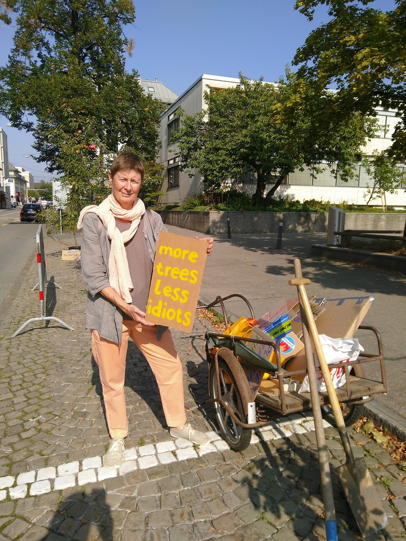 Temporäre Bepflanzung statt Parkplatz mit Christian von Pro Natura am PARK(ing) Day in Burgdorf