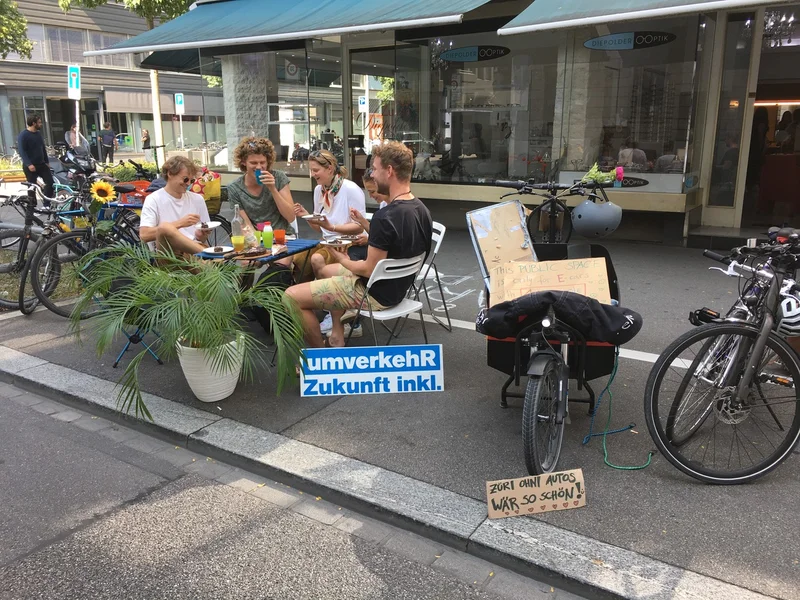 Strasenkaffe statt Parkplatz mit Elias, Johanna, Xenia, Samuel, Michael, Annabelle am PARK(ing) Day 2020 an der Militärstrasse in Zürich