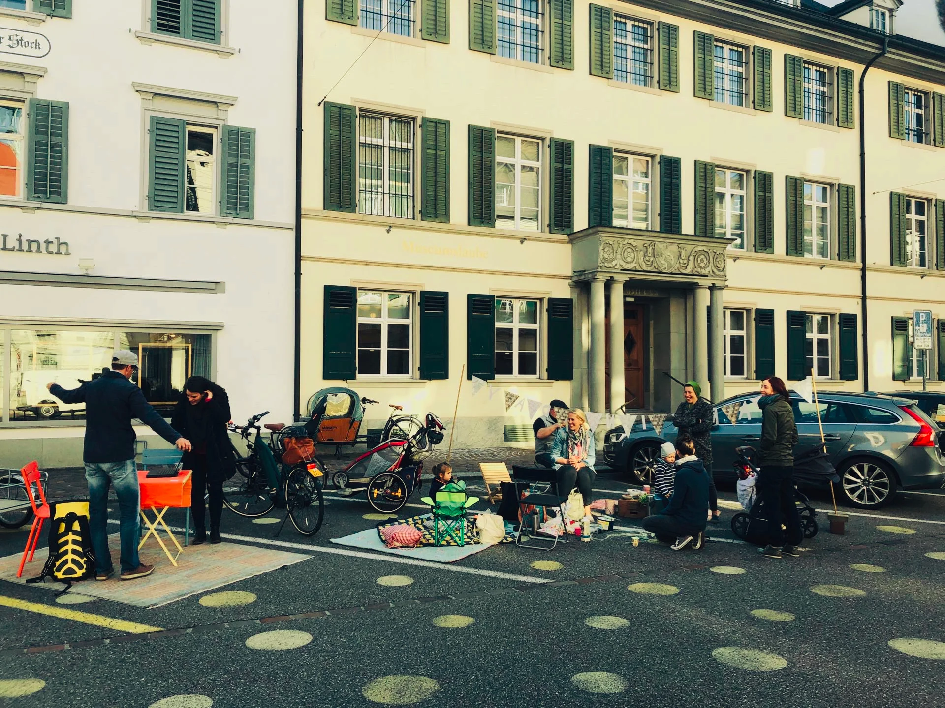Gemütlicher Aufenthaltsort statt Parkplatz von Fiona und Freunden in Frauenfeld am PARK(ing) Day 2019 Gemütlicher Aufenthaltsort statt Parkplatz von Fiona und Freunden in Frauenfeld am PARK(ing) Day 2019