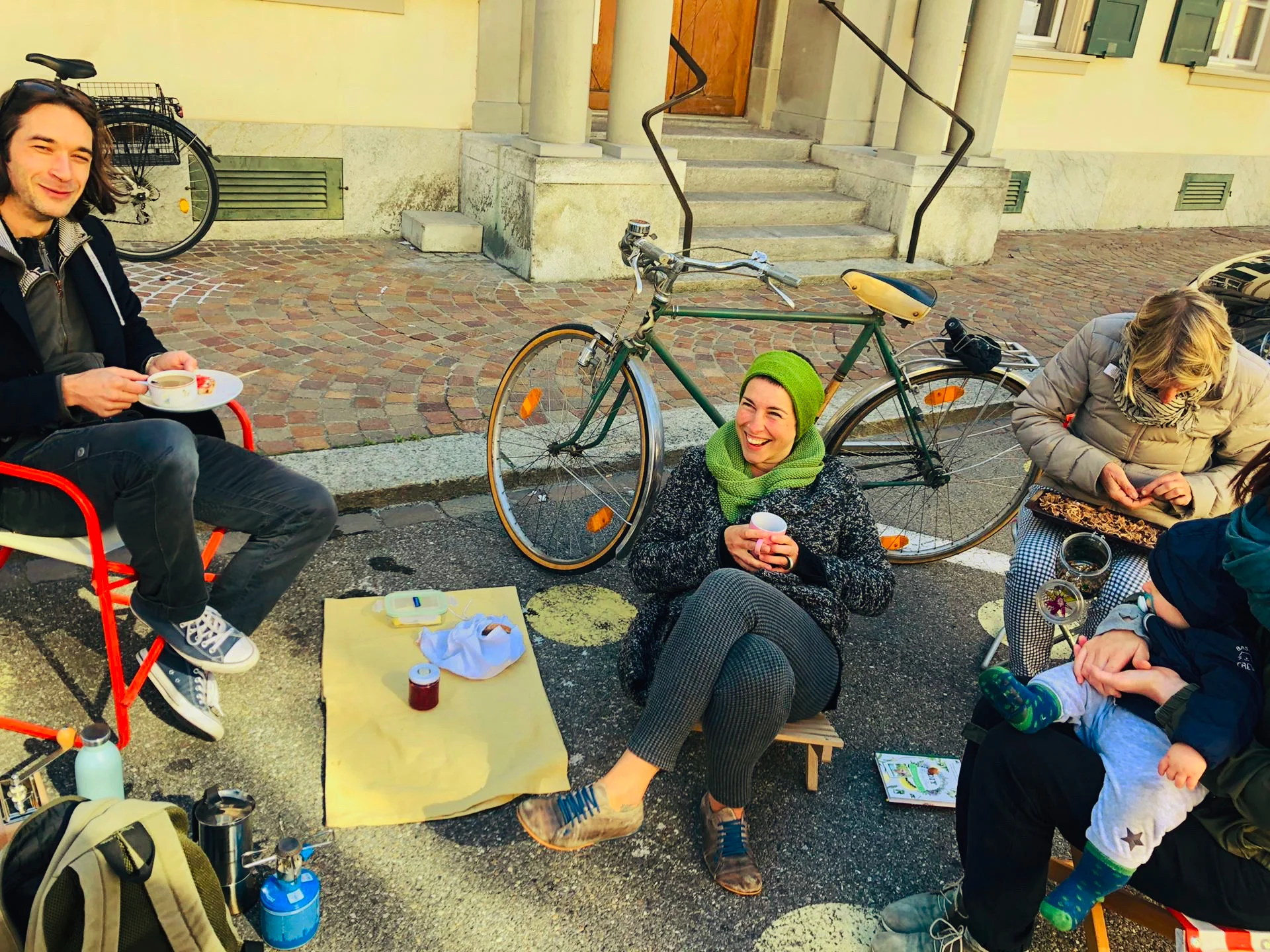 Gemütlicher Aufenthaltsort statt Parkplatz von Fiona und Freunden in Frauenfeld am PARK(ing) Day 2019 Gemütlicher Aufenthaltsort statt Parkplatz von Fiona und Freunden in Frauenfeld am PARK(ing) Day 2019