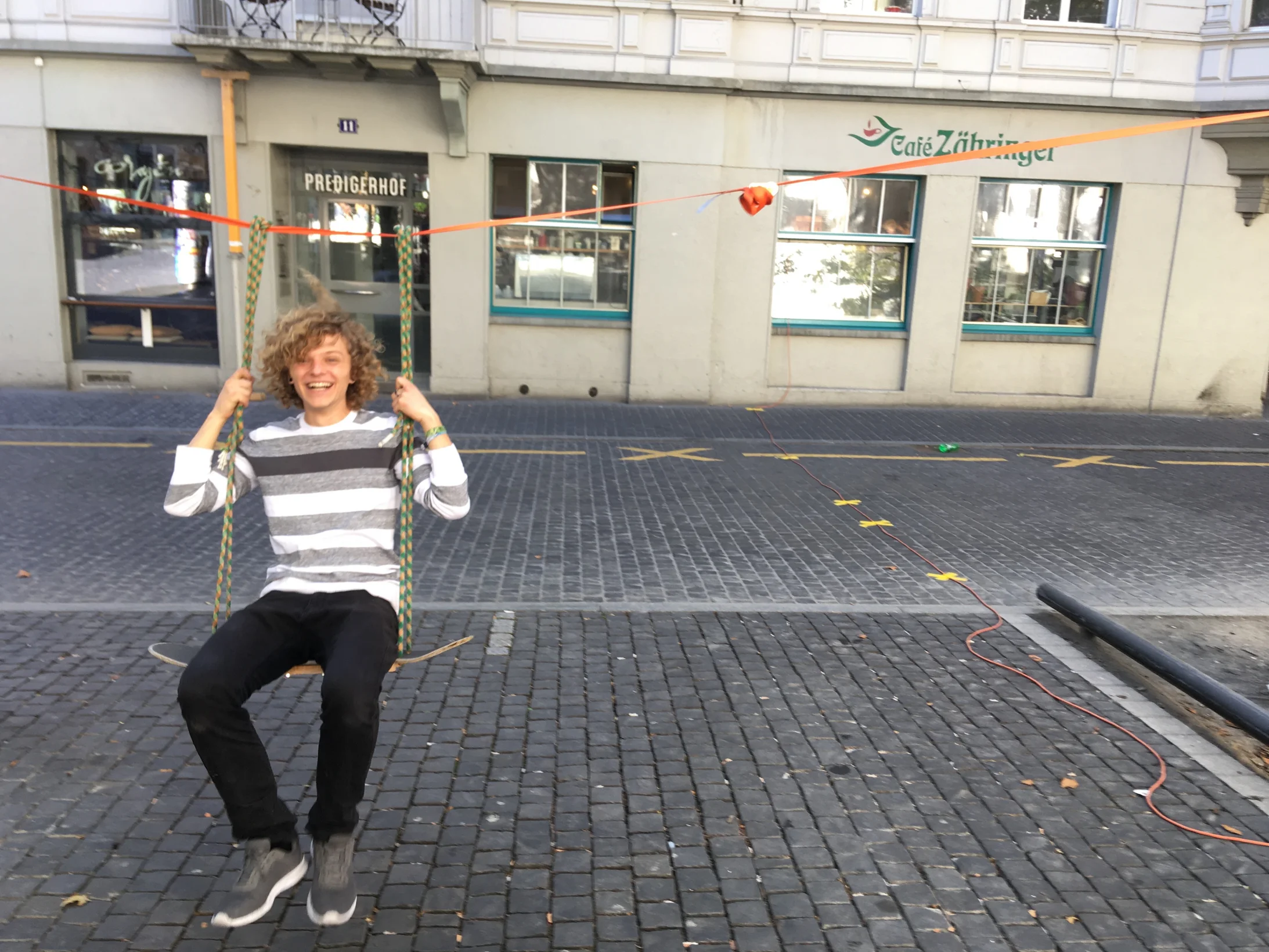 Schaukeln statt parkieren von Alex auf dem Zähringerplatz in Zürich am PARK(ing) Day 2019 Schaukeln statt parkieren von Alex auf dem Zähringerplatz in Zürich am PARK(ing) Day 2019