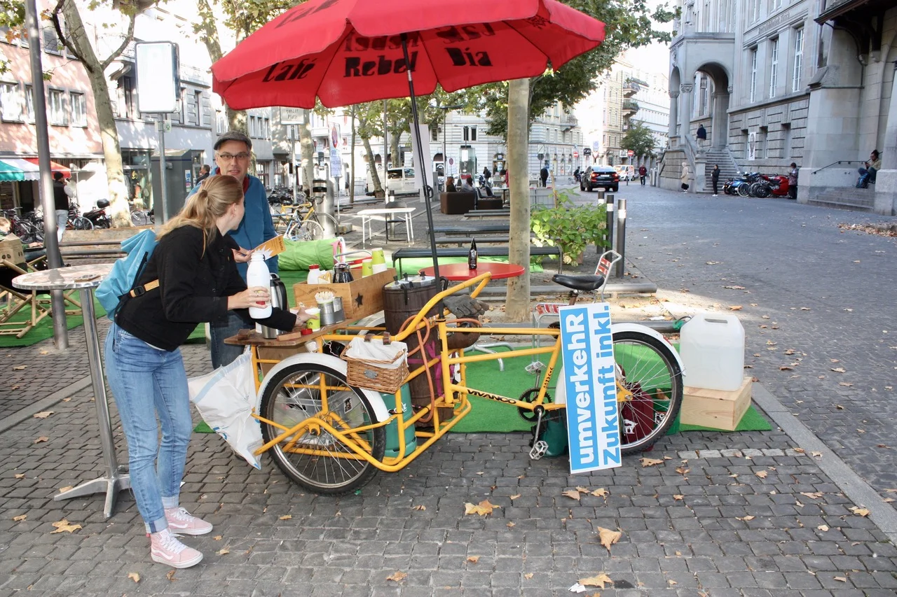 Kaffee und Kuchen von „Café Rebel Dia“ und dem Restaurant Zähringer in Zürich am PARK(ing) Day 2019 Kaffee und Kuchen von „Café Rebel Dia“ und dem Restaurant Zähringer in Zürich am PARK(ing) Day 2019