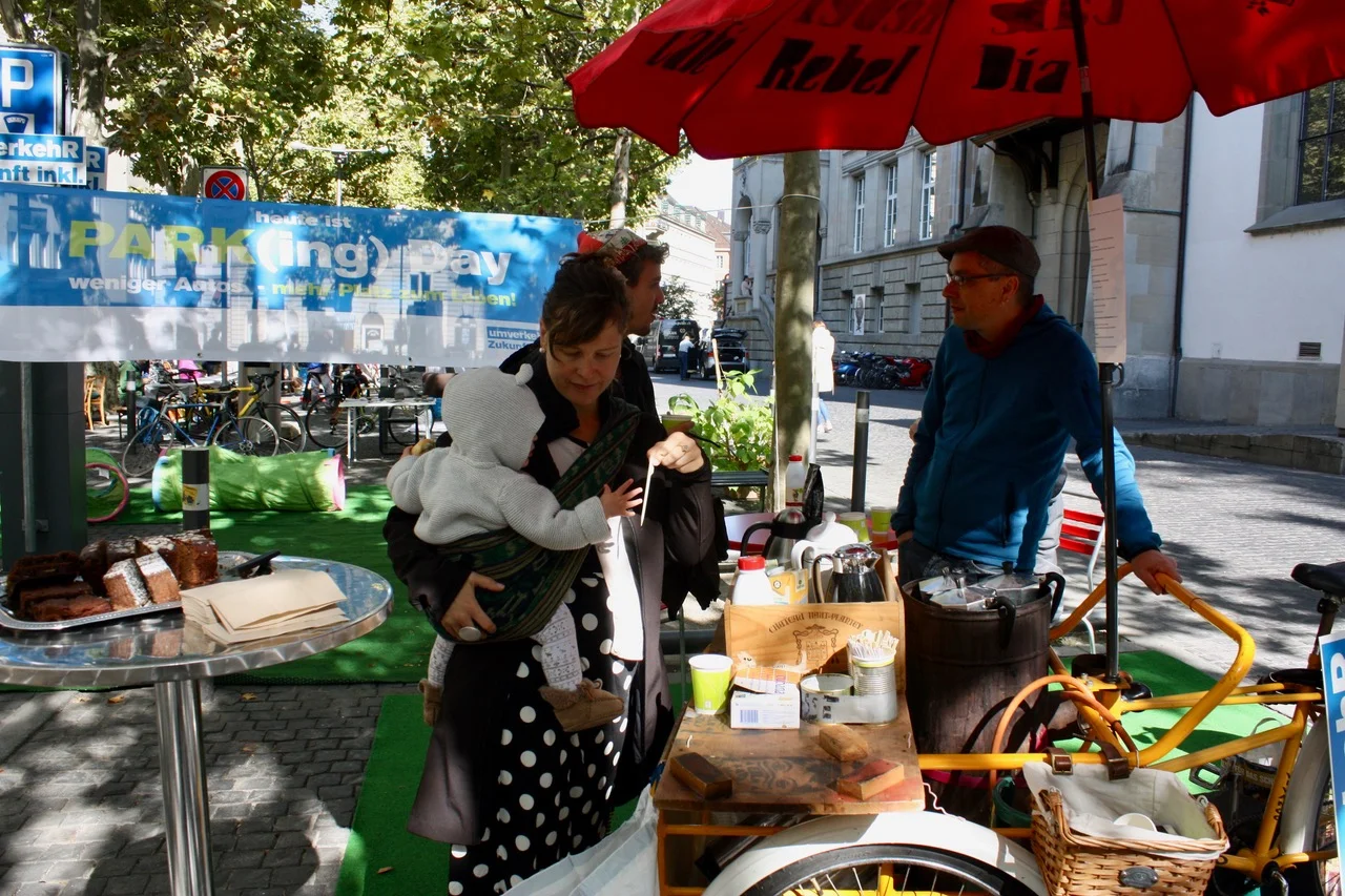 Kaffee und Kuchen von „Café Rebel Dia“ und dem Restaurant Zähringer in Zürich am PARK(ing) Day 2019 Kaffee und Kuchen von „Café Rebel Dia“ und dem Restaurant Zähringer in Zürich am PARK(ing) Day 2019
