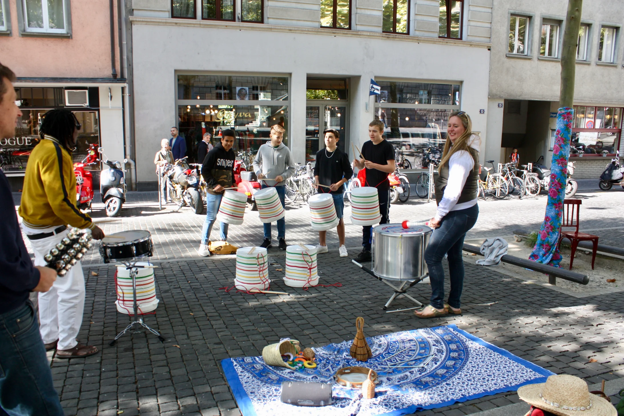 Trommeln auf dem Zähringerplatz in Zürich Trommeln auf dem Zähringerplatz in Zürich