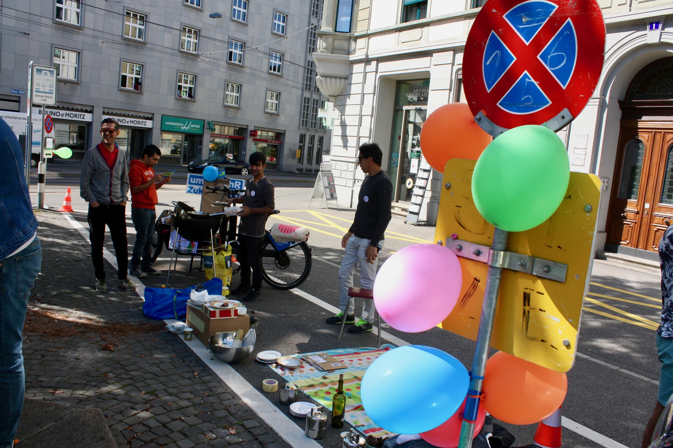 Kochen, Essen, Trinken und Diskutieren von Jafar’s kitchen in Zürich am PARK(ing) Day 2019 Kochen, Essen, Trinken und Diskutieren von Jafar’s kitchen in Zürich am PARK(ing) Day 2019