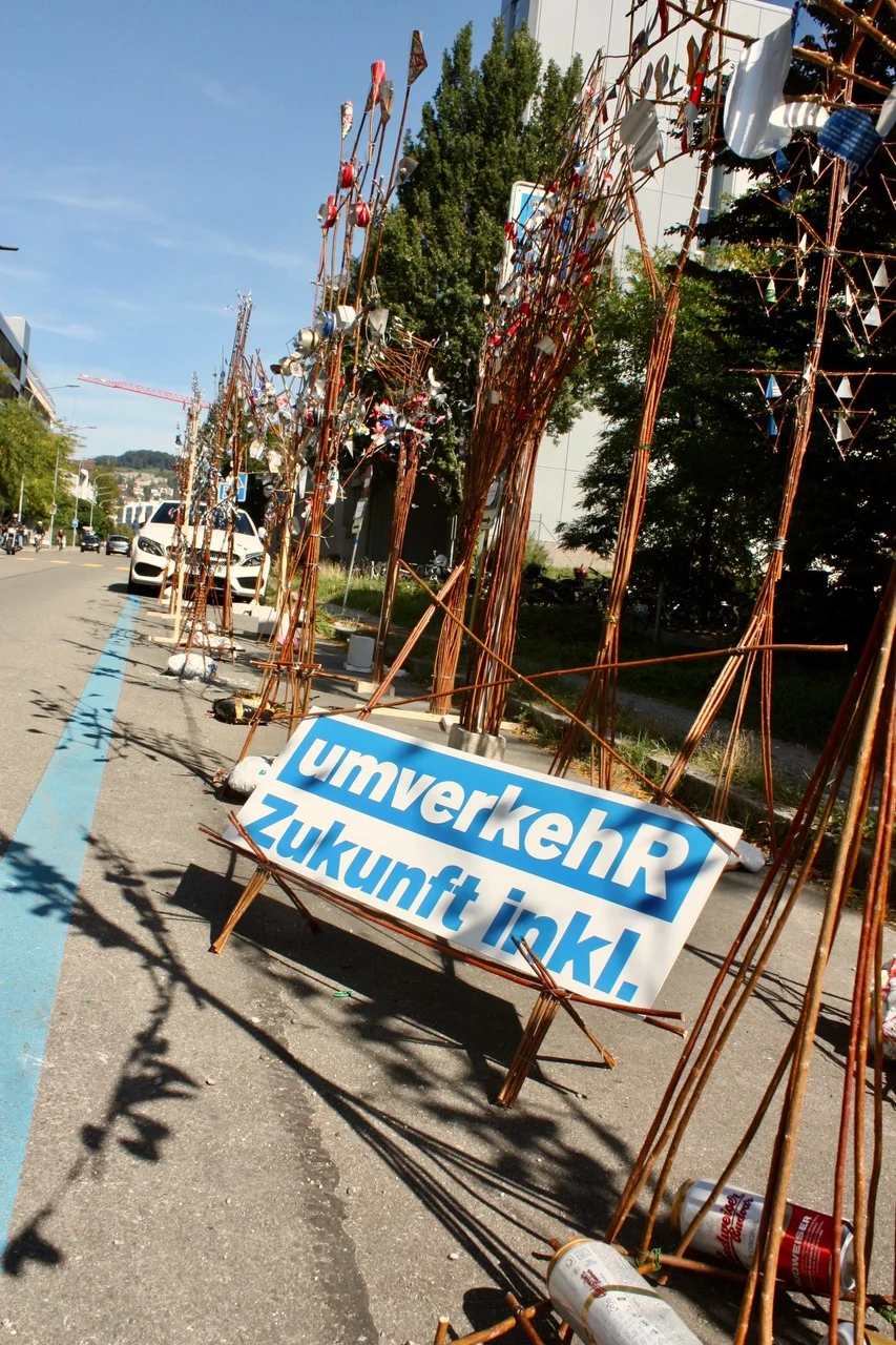 Parkplatzkunst: Abstrahierte Bäume, hergestellt aus Holz- und Drahtobjekten, sowie gebrauchten Aludosen, organisiert von F+F, Sc Parkplatzkunst: Abstrahierte Bäume, hergestellt aus Holz- und Drahtobjekten, sowie gebrauchten Aludosen, organisiert von F+F, Sc