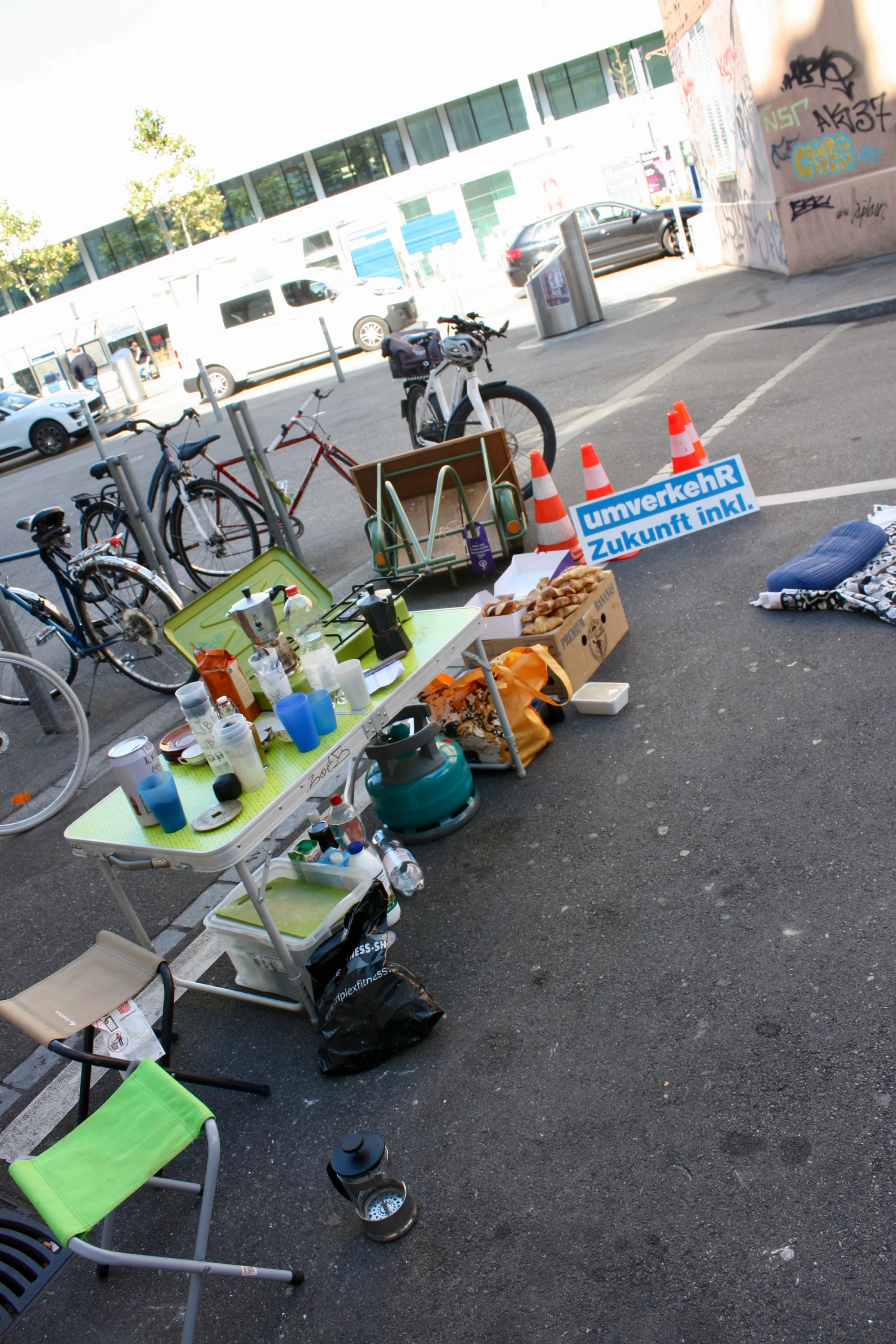 Gemütliches Beisammensein mit Musik, Karten- und Brettspielen von Paloma, Simon, Jan und Pascal in Zürich am PARK(ing) Day 2019 Gemütliches Beisammensein mit Musik, Karten- und Brettspielen von Paloma, Simon, Jan und Pascal in Zürich am PARK(ing) Day 2019