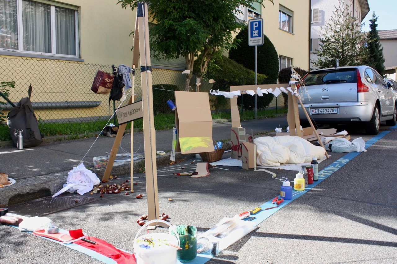 Kunstauto kreieren statt parkieren von Laura und Freundinnen in Zürich am PARK(ing) Day 2019 Kunstauto kreieren statt parkieren von Laura und Freundinnen in Zürich am PARK(ing) Day 2019