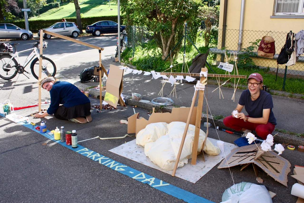 Kunstauto kreieren statt parkieren von Laura und Freundinnen in Zürich am PARK(ing) Day 2019 Kunstauto kreieren statt parkieren von Laura und Freundinnen in Zürich am PARK(ing) Day 2019