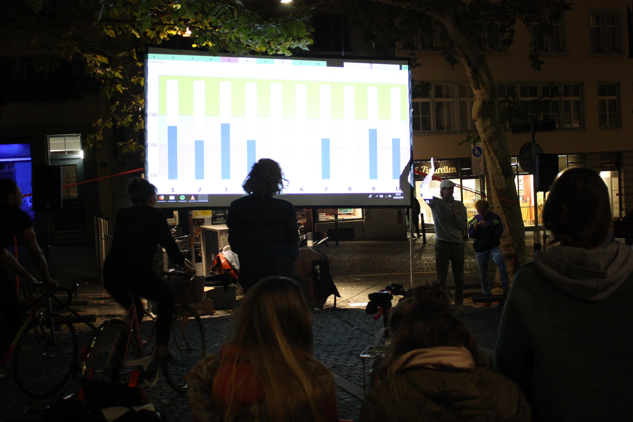 Kino mit Strom durch Velofahren von Vélorution in Zürich am PARK(ing) Day 2019 Kino mit Strom durch Velofahren von Vélorution in Zürich am PARK(ing) Day 2019