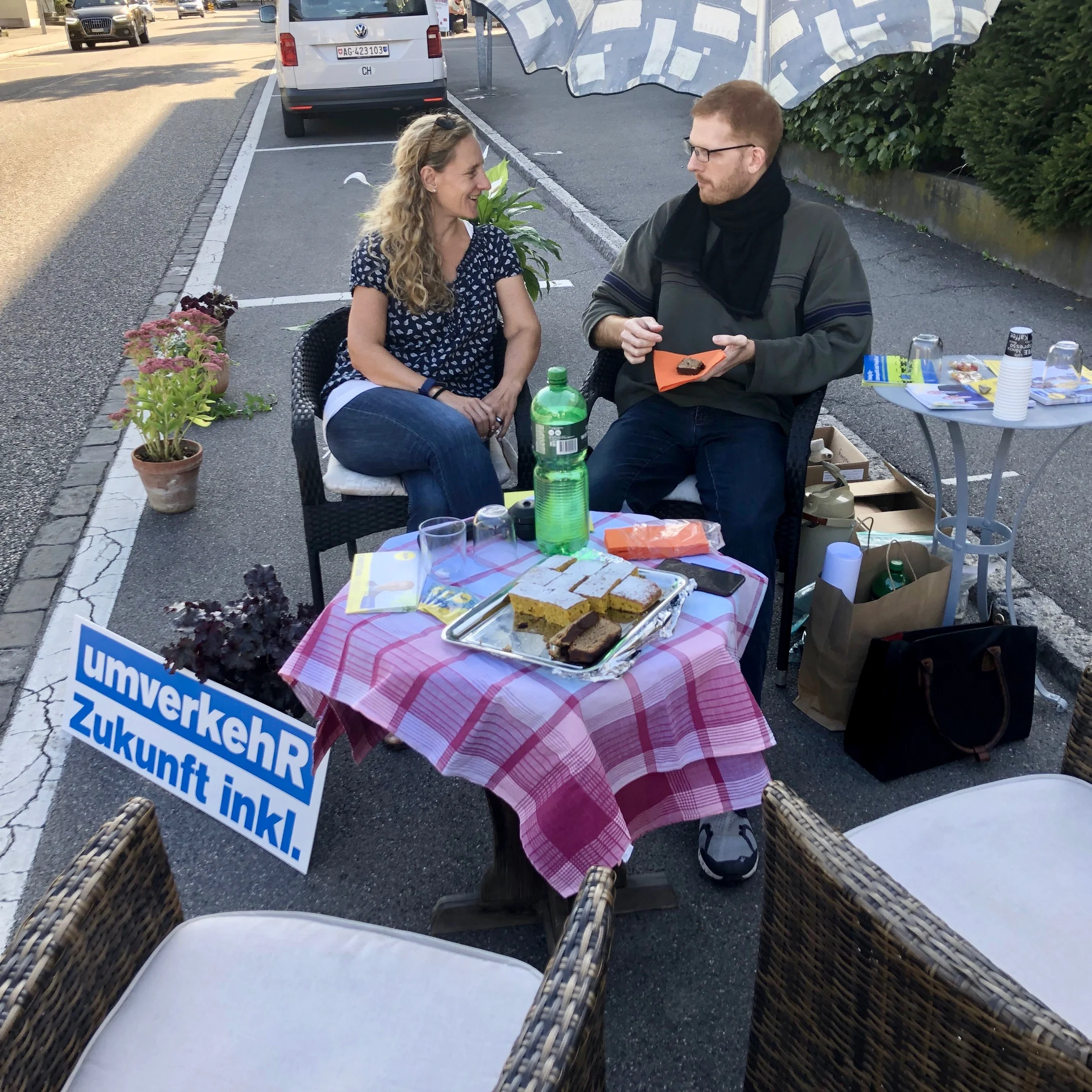 Bistro/Lounge mit Kaffee, Tee und Kuchen von Christian und Freunden In Lenzburg am PARK(ing) Day 2019 Bistro/Lounge mit Kaffee, Tee und Kuchen von Christian und Freunden In Lenzburg am PARK(ing) Day 2019