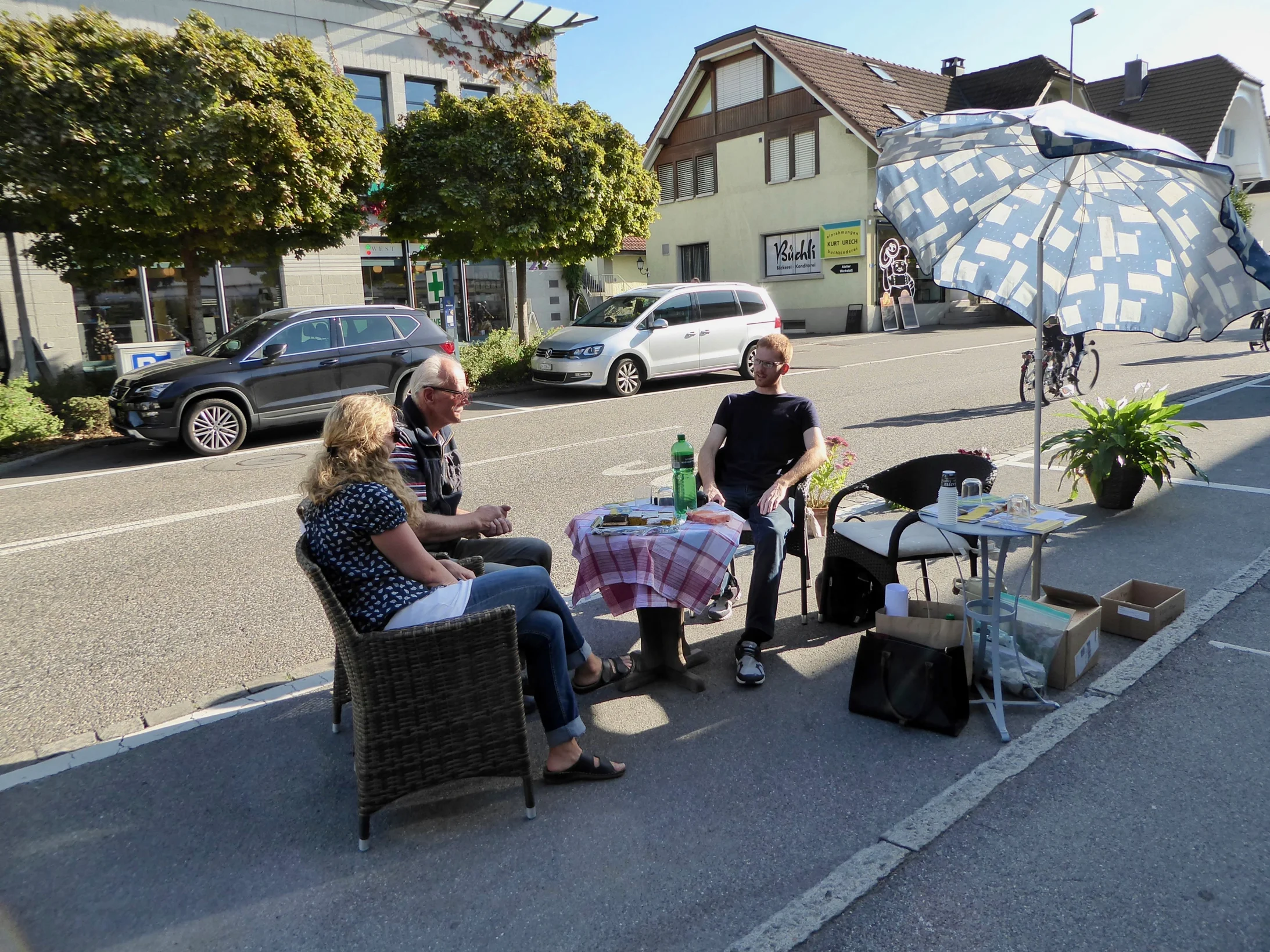 Bistro/Lounge mit Kaffee, Tee und Kuchen von Christian und Freunden in Lenzburg am PARK(ing) Day 2019 Bistro/Lounge mit Kaffee, Tee und Kuchen von Christian und Freunden in Lenzburg am PARK(ing) Day 2019