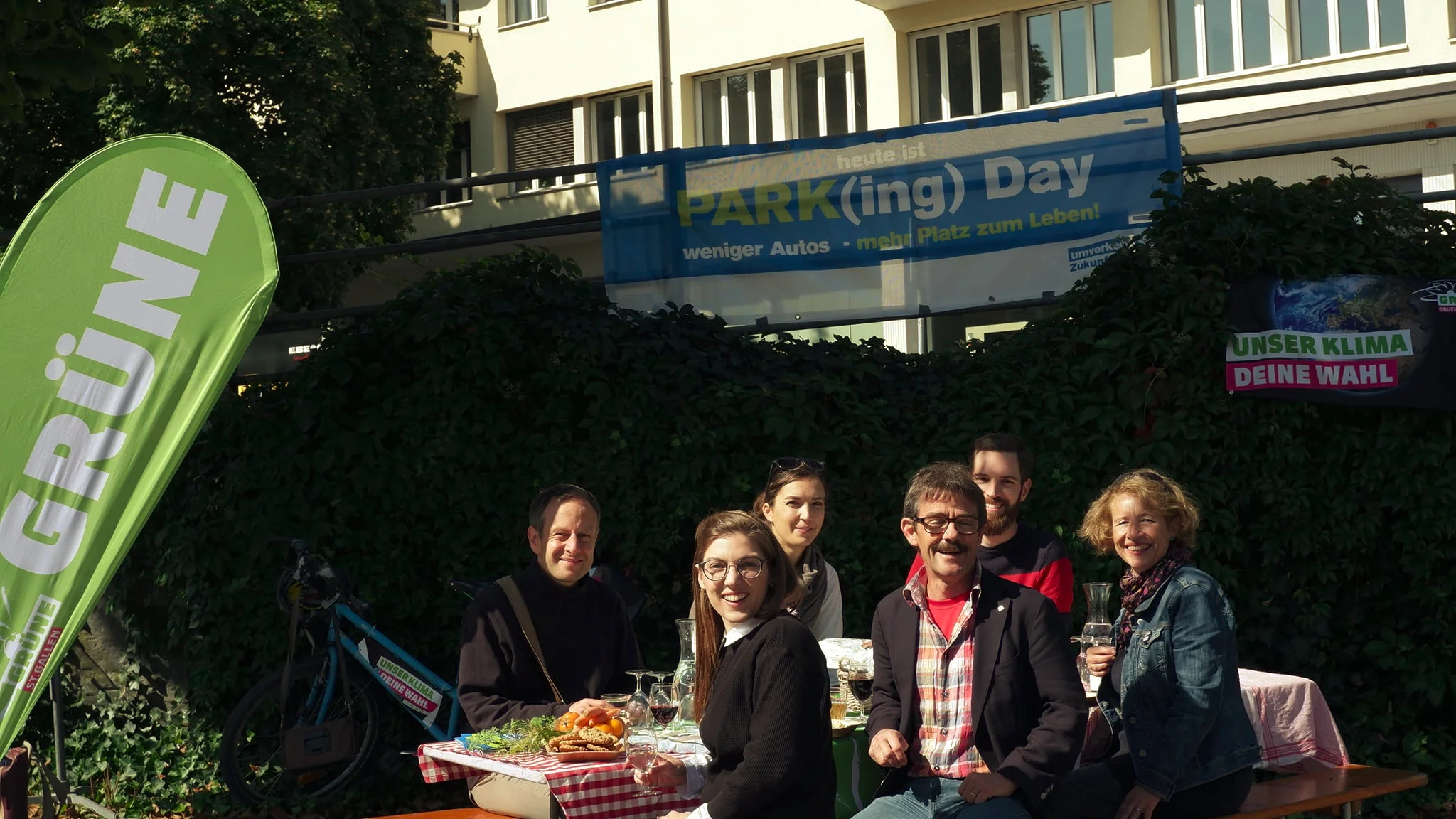 Strassencafé mit verschiedenen Angeboten von Grüne Stadt und Region St. Gallen am PARK(ing) Day 2019 Strassencafé mit verschiedenen Angeboten von Grüne Stadt und Region St. Gallen am PARK(ing) Day 2019