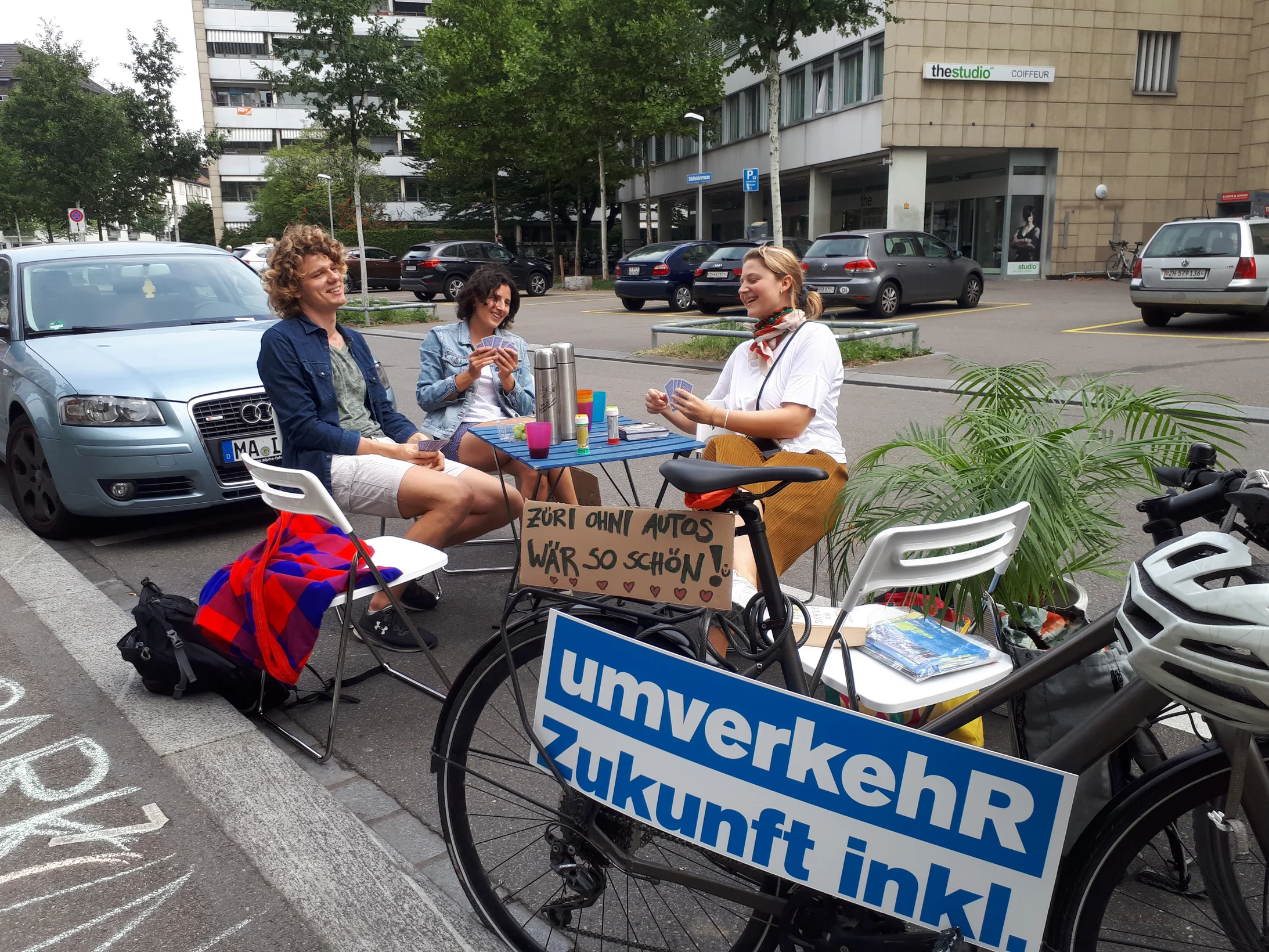 Gemütliches Zusammensein mit statt Parkplatz - mit Elias und Annabelle im Sihlfeld in Zürich am PARK(ing) Day 2020 Gemütliches Zusammensein mit statt Parkplatz - mit Elias und Annabelle im Sihlfeld in Zürich am PARK(ing) Day 2020