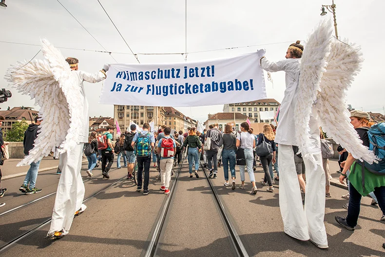 Klimaschutzengel fordern Flugticketabgabe