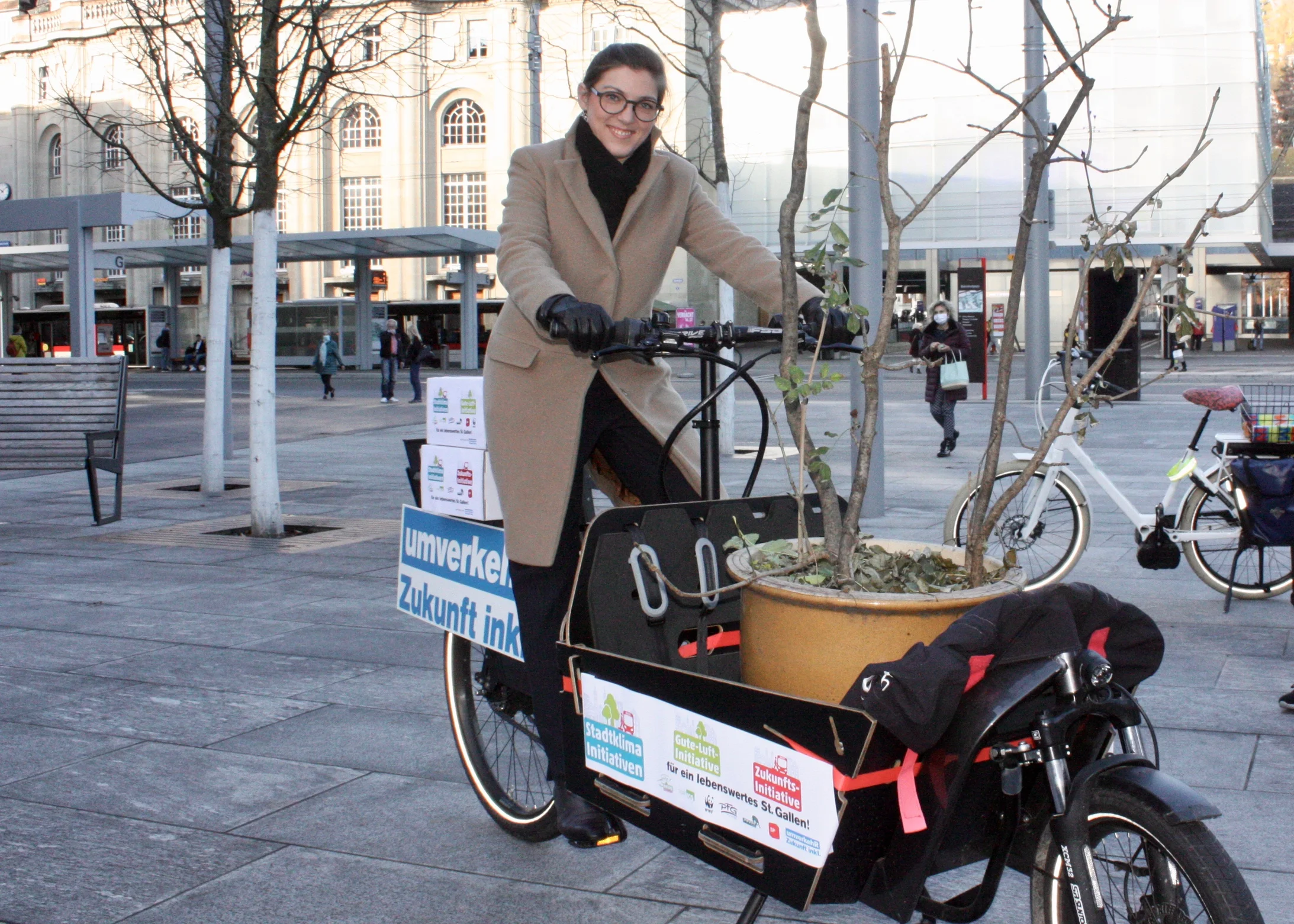 Franziska Ryser, Nationalrätin Grüne und Co-Präsidentin umverkehR bei der Einreichung der Stadtklima-Initiativen Franziska Ryser, Nationalrätin Grüne und Co-Präsidentin umverkehR bei der Einreichung der Stadtklima-Initiativen