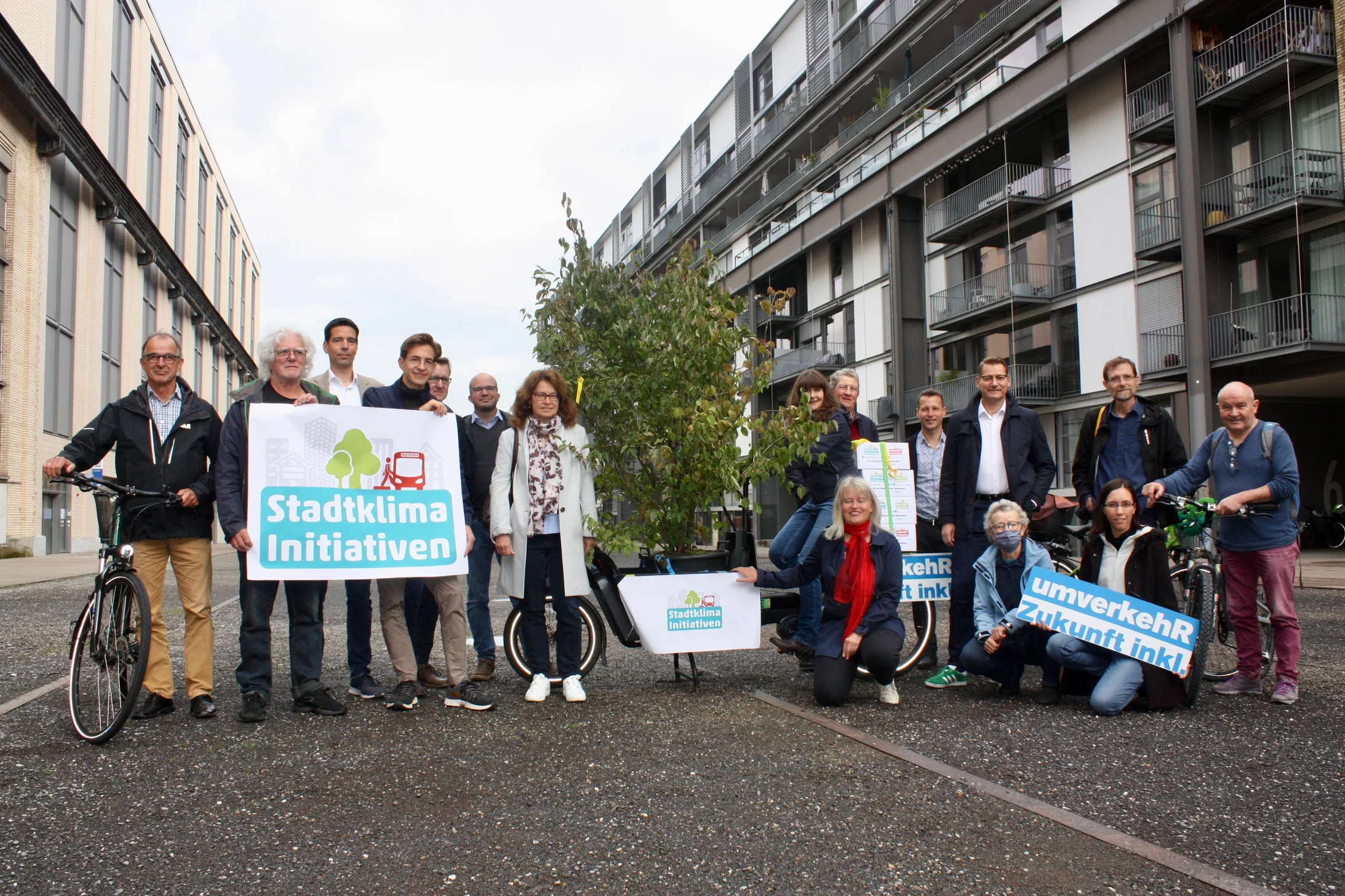Einreichung der Stadtklima-Initiativen in Winterthur Einreichung der Stadtklima-Initiativen in Winterthur