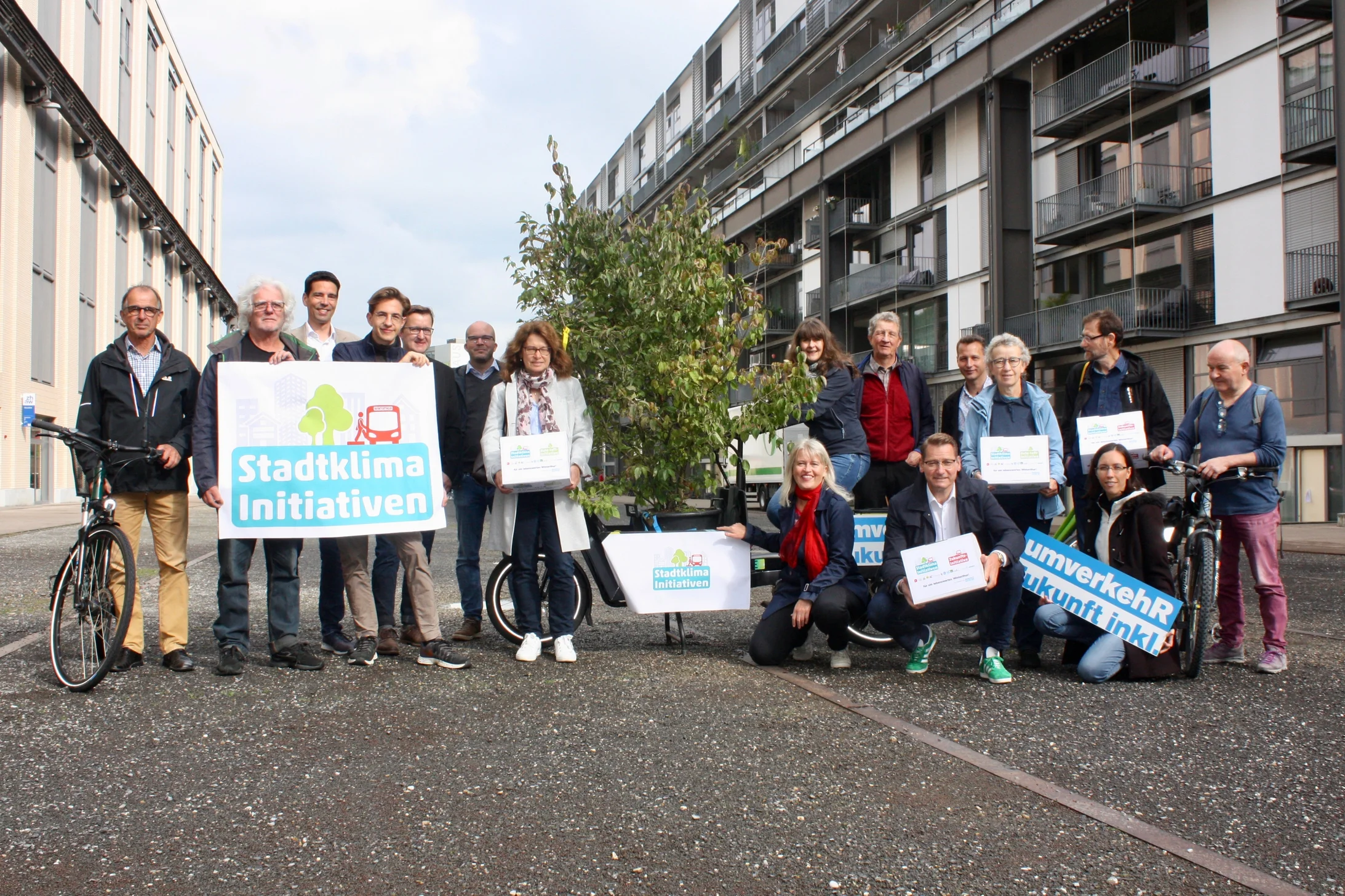 Einreichung der Stadtklima-Initiativen in Winterthur Einreichung der Stadtklima-Initiativen in Winterthur