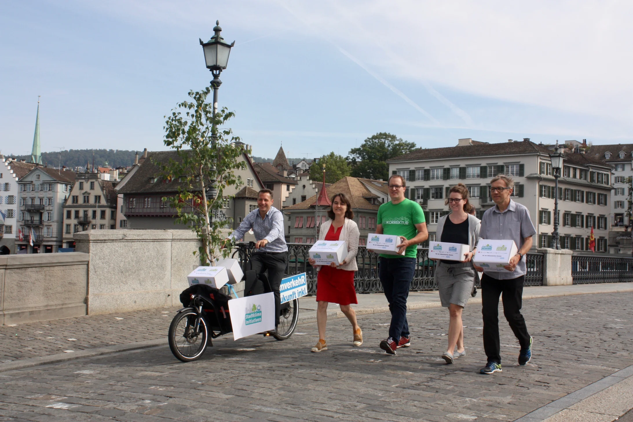 Einreichung der Stadtklima-Initiativen in Zürich Einreichung der Stadtklima-Initiativen in Zürich