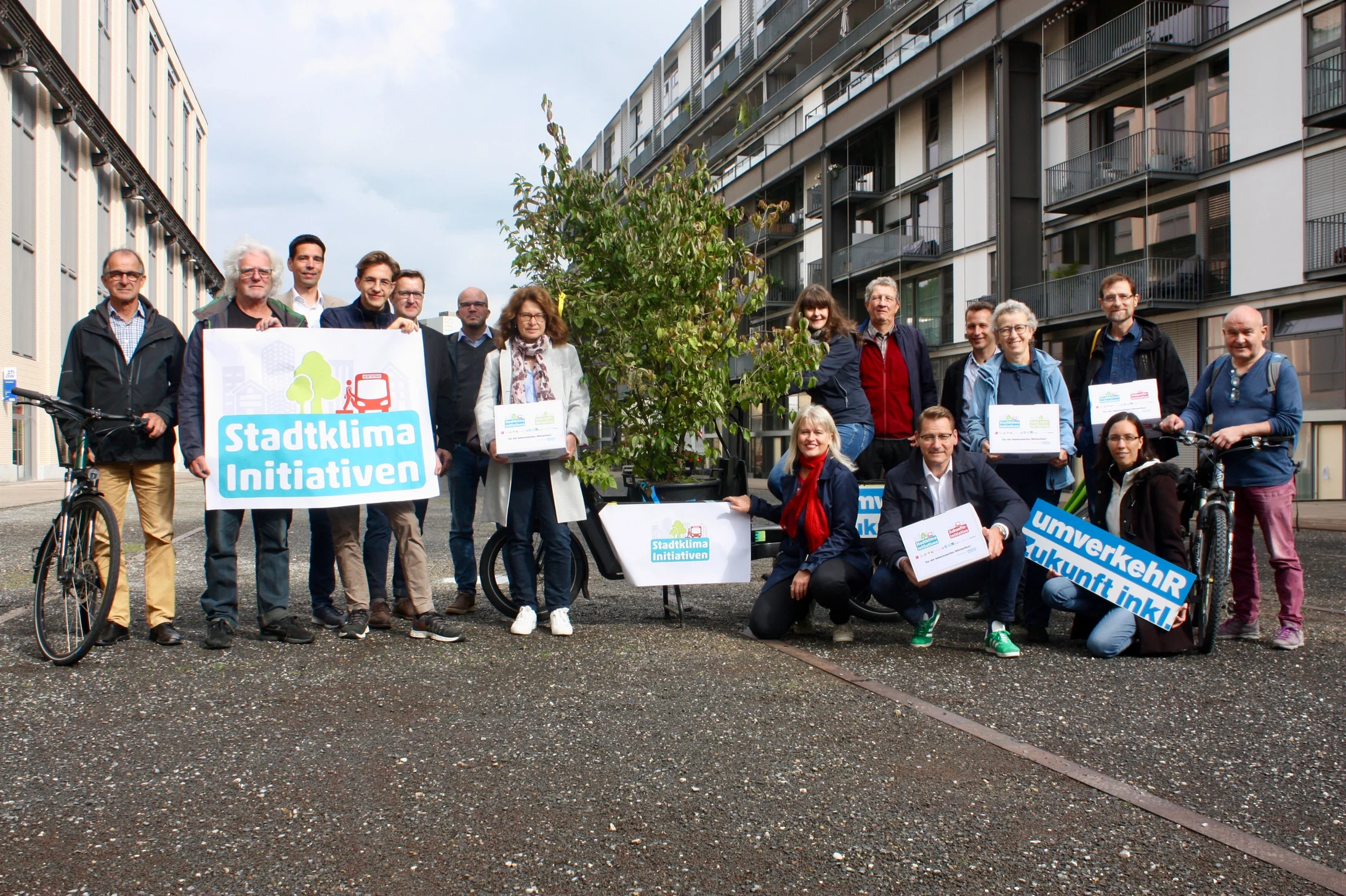 Einreichung der Stadtklima-Initiativen in Winterthur Einreichung der Stadtklima-Initiativen in Winterthur