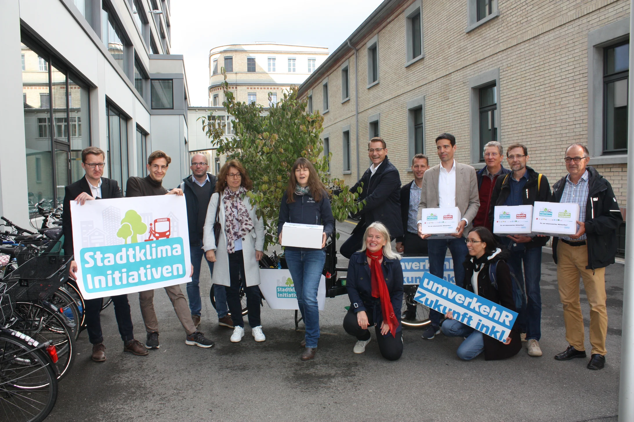Einreichung der Stadtklima-Initiativen in Winterthur Einreichung der Stadtklima-Initiativen in Winterthur