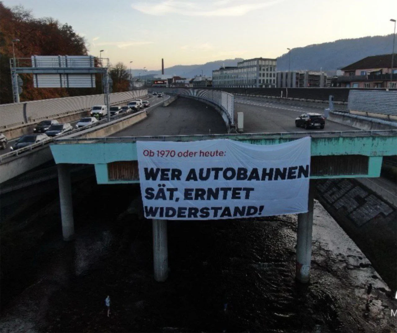 Transparent am Autobahnstummel an der Sihlhochstrasse "Wer Autobahnen sät, erntet Widerstand!"