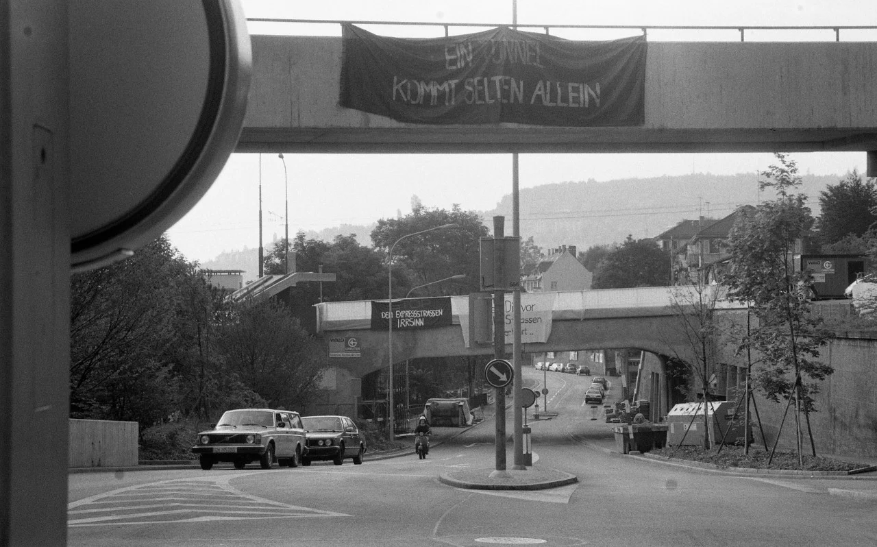 	"Milchbuckeröffnung Transparente, Zürich, 1985" - Transparente "Ein Tunnel kommt selten allein"