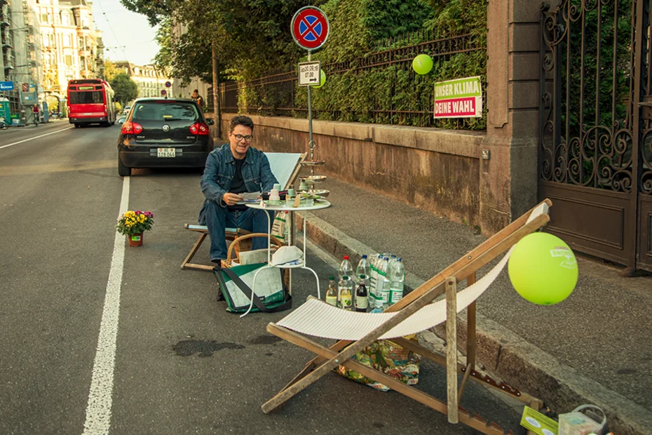 Kinderspielplatz mit grossen Seifenblasen und Liegestühlen von der Grünen Freien Liste in BernWohnlich und gemütliche Umgestaltung von den Jungen Grünen in Bern am PARK(ing) Day 2019