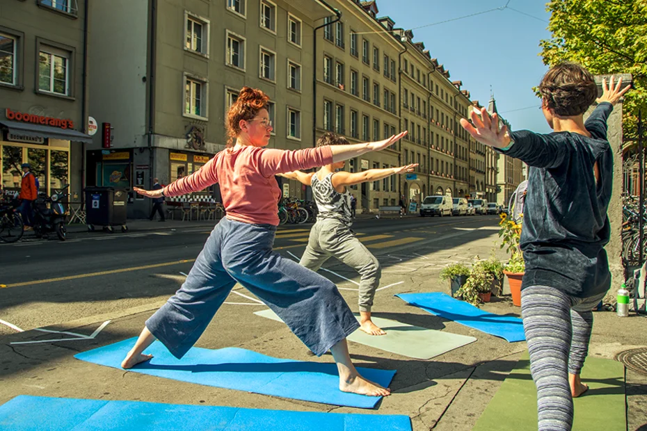 Yoga und begrünter Parkplatz zum Verweilen. Wohlfühlklima von Klimastreik in Bern am PARK(ing) Day 2019