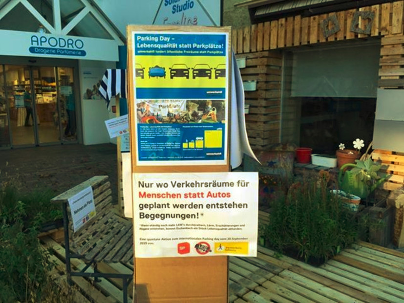 Biodiversität mitten im Dorfkern mit Parkbänkli in Eschenbach SG am PARK(ing) Day 2019