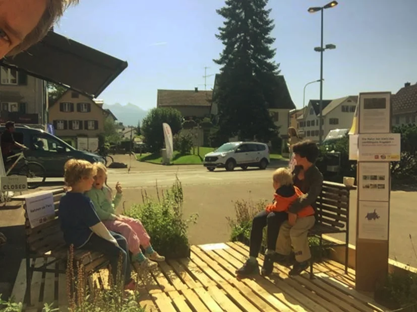 Biodiversität mitten im Dorfkern mit Parkbänkli in Eschenbach SG am PARK(ing) Day 2019