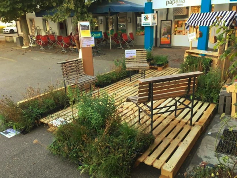 Biodiversität mitten im Dorfkern mit Parkbänkli in Eschenbach SG am PARK(ing) Day 2019