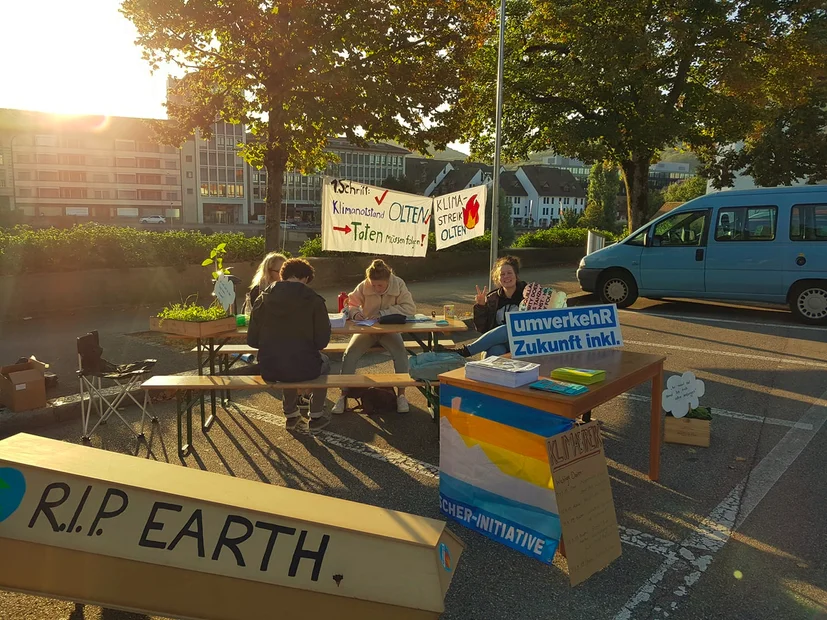 Musik, Getränke, Veloschlauch aufpumpen, Diskussionen von Alé und Freunden vom Klimastreik in Olten am PARK(ing) Day 2019