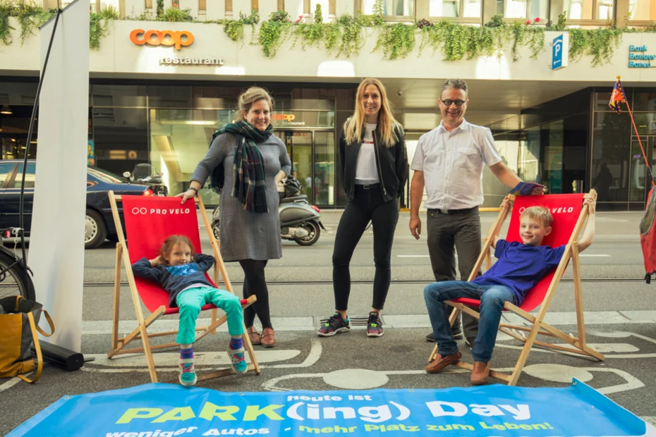 Stand mit Glücksrad statt Parkplatz von Pro Velo Basel am PARK(ing) Day 2019