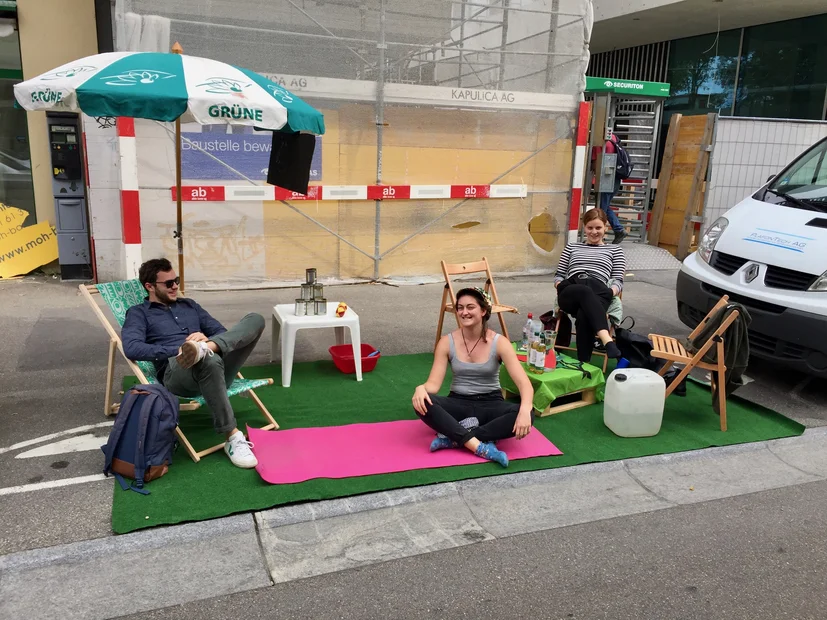 Verweilen statt parkieren an der Güterstrasse in Basel am PARK(ing) Day 2018